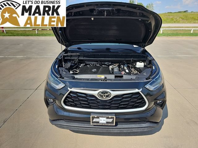Used 2021 Toyota Highlander XLE AWD/4WD image 29