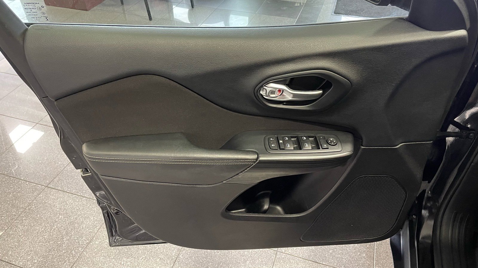 Used 2015 Jeep Cherokee Sport w/ Sport Appearance Group FWD image 24