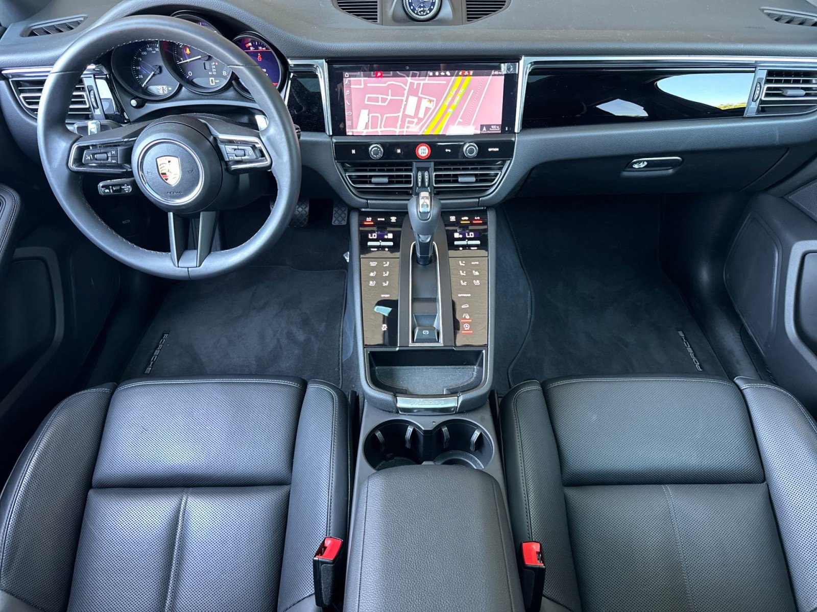 Certified 2025 Porsche Macan image 6