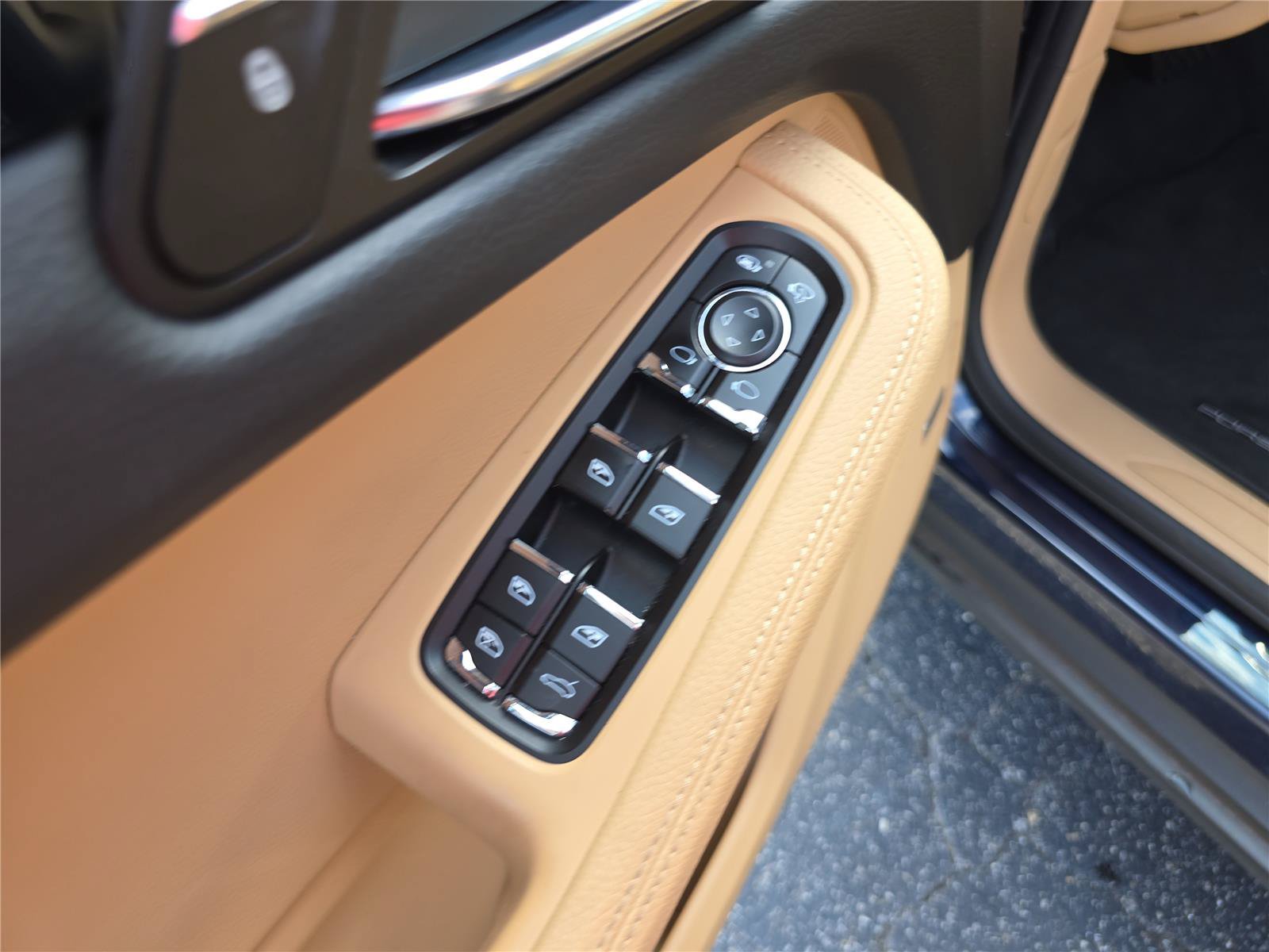 Used 2018 Porsche Macan AWD/4WD image 19