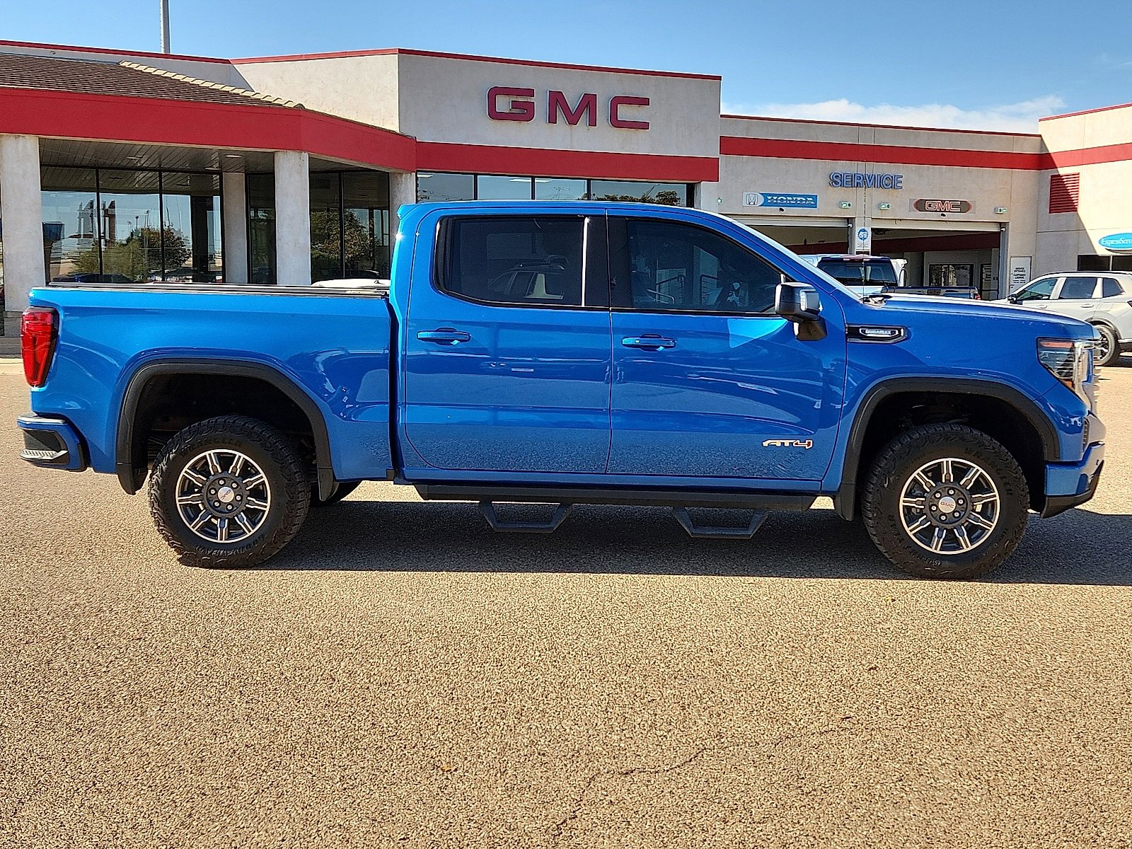 Used 2024 GMC Sierra 1500 AT4 w/ Technology Package image 5