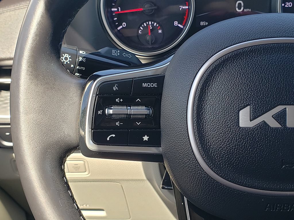 Used 2022 Kia Carnival LX FWD image 25