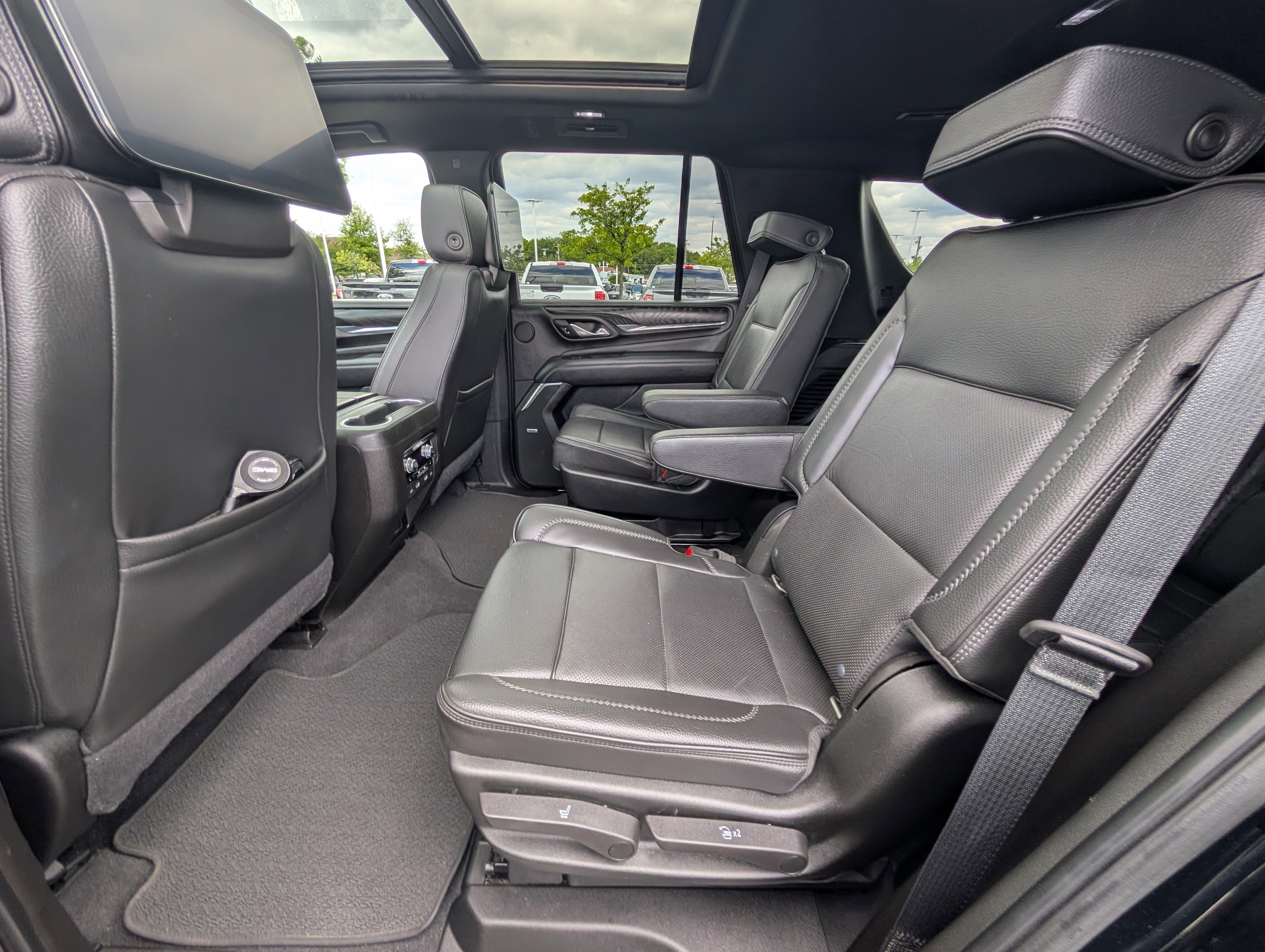 Used 2021 GMC Yukon Denali w/ Denali Premium Package AWD/4WD image 15
