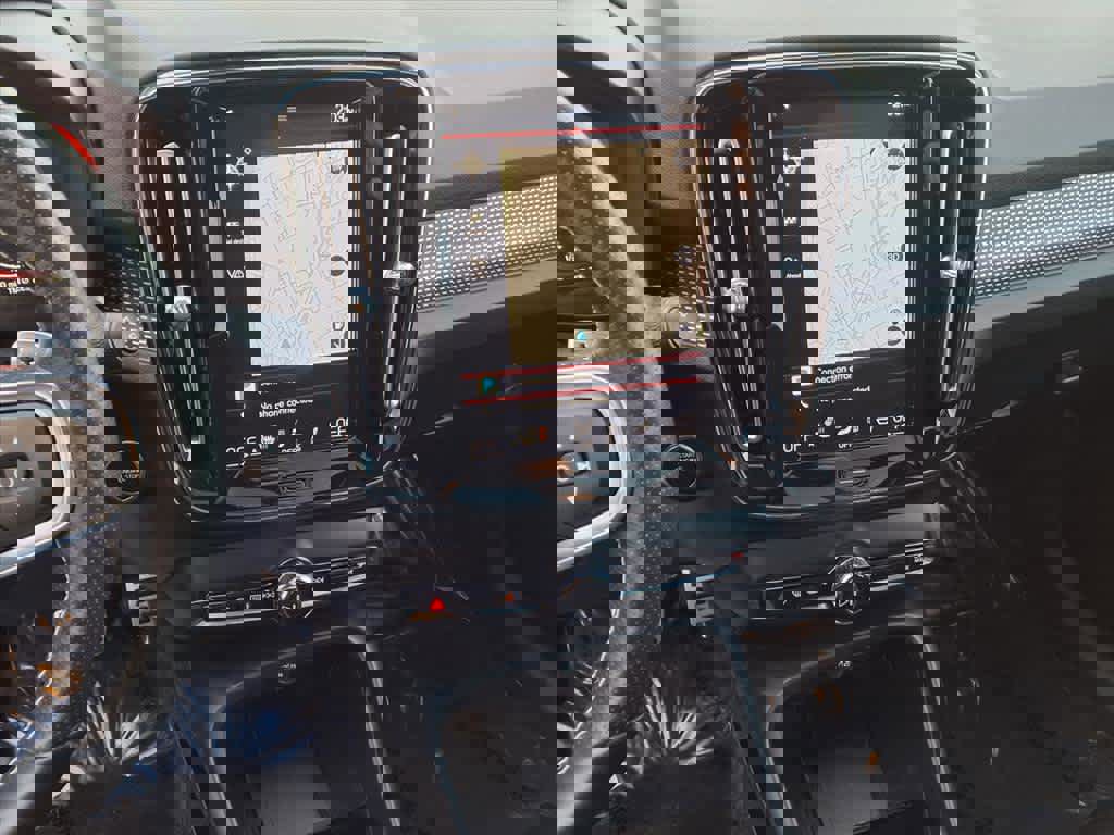 Used 2019 Volvo XC40 T5 R-Design image 9