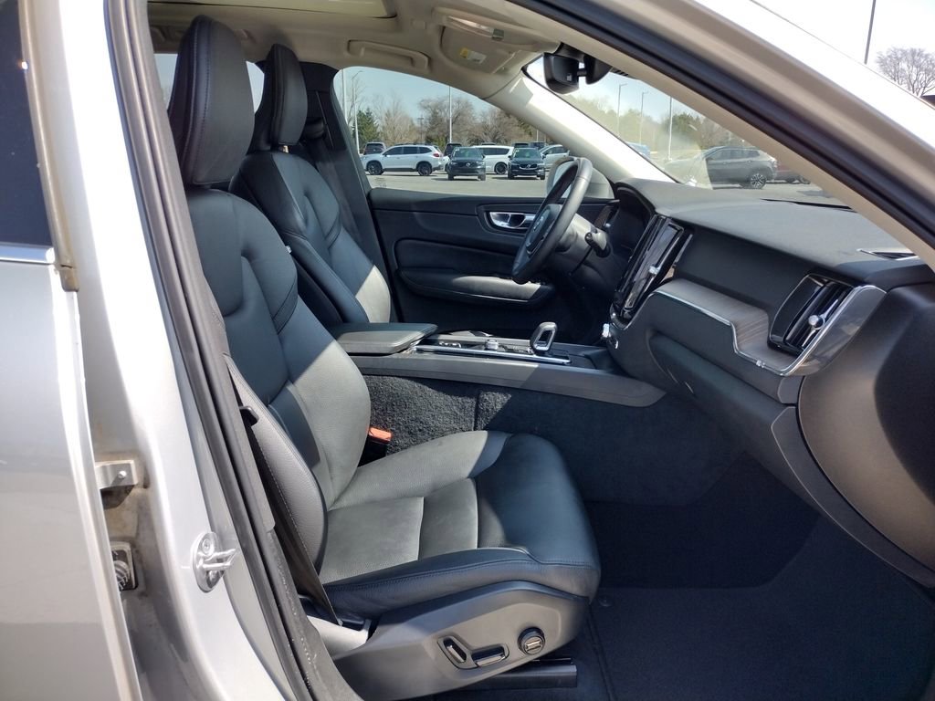 Used 2022 Volvo XC60 B5 Momentum image 11