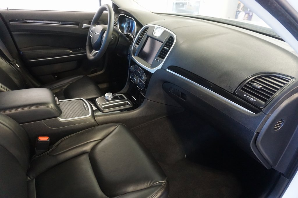 Used 2023 Chrysler 300 Touring L image 25