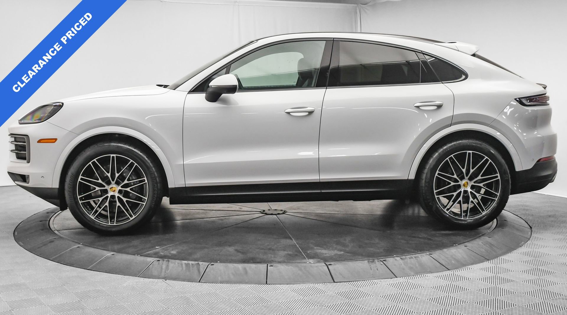 Used 2024 Porsche Cayenne Coupe image 4