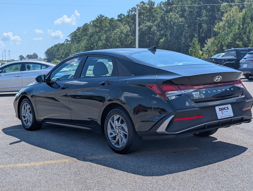 Used 2024 Hyundai Elantra SEL FWD image 3