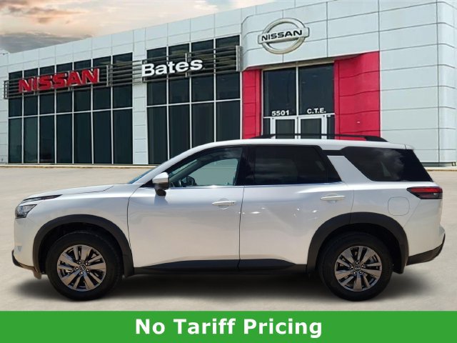 Used 2025 Nissan Pathfinder SV w/ Black Appearance Package FWD image 3