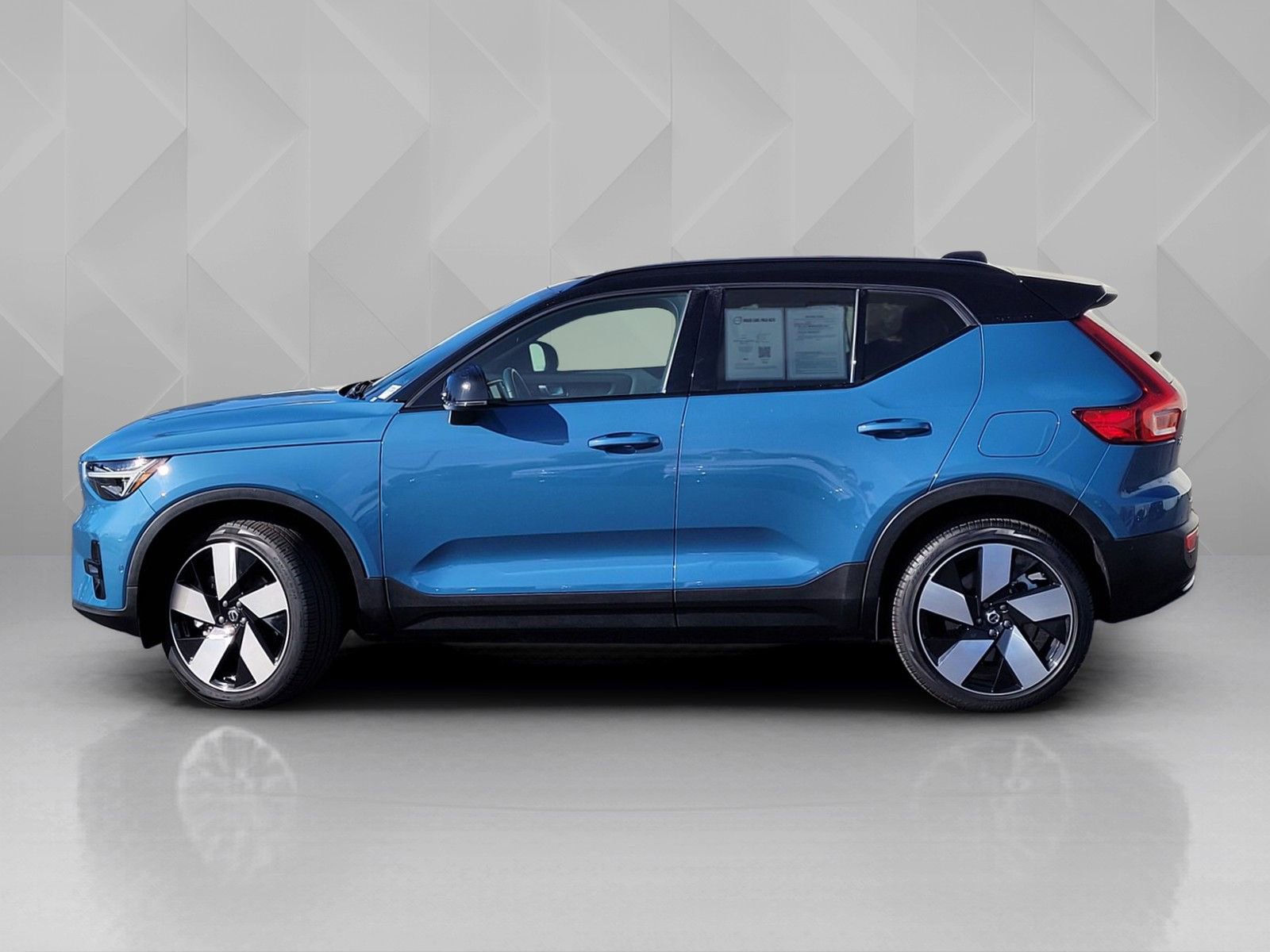 Certified 2023 Volvo XC40 Recharge Ultimate w/ Protection Package Premier image 3