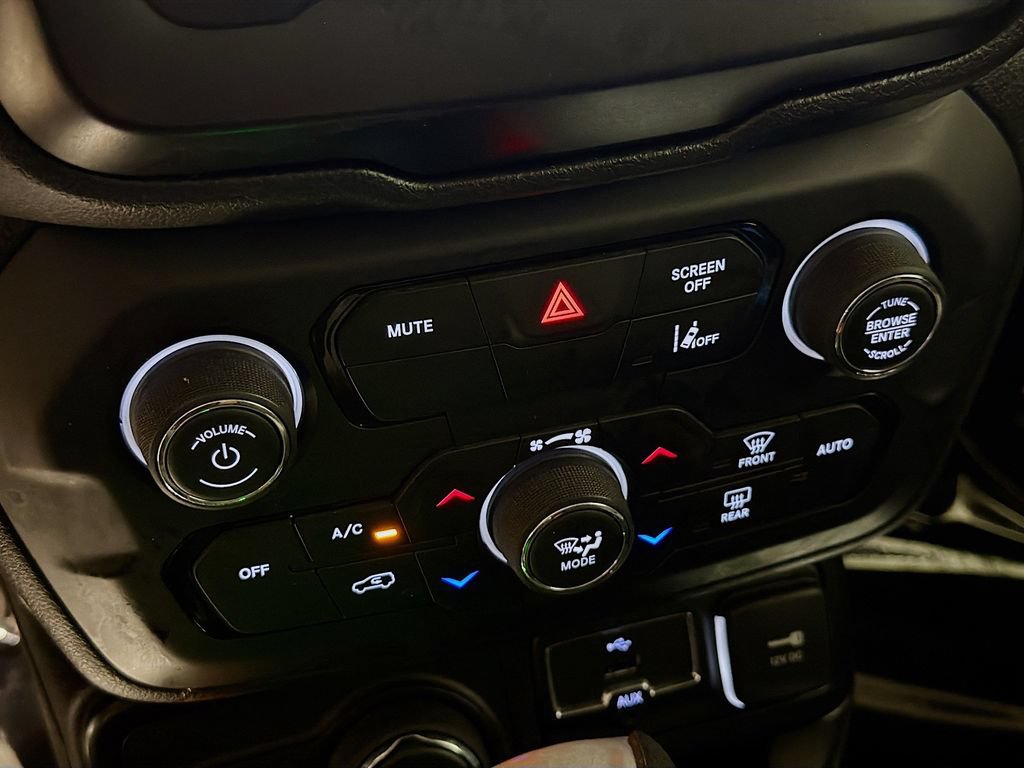 Used 2021 Jeep Renegade Latitude AWD/4WD image 17