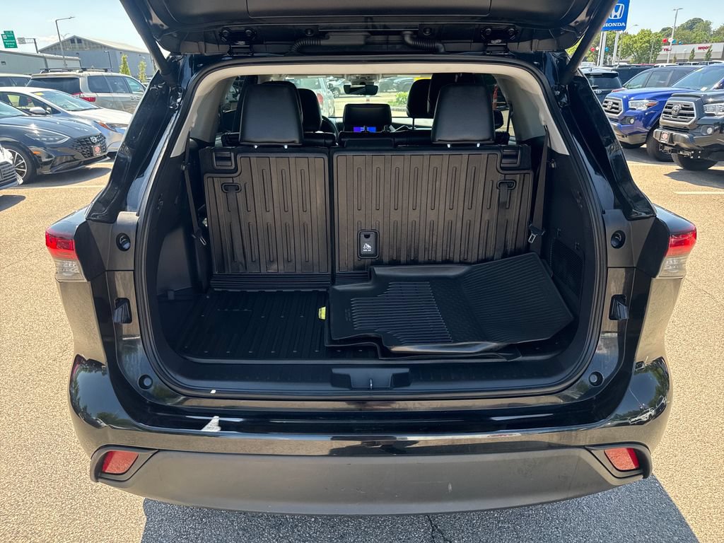 Used 2025 Toyota Highlander XLE AWD/4WD image 8