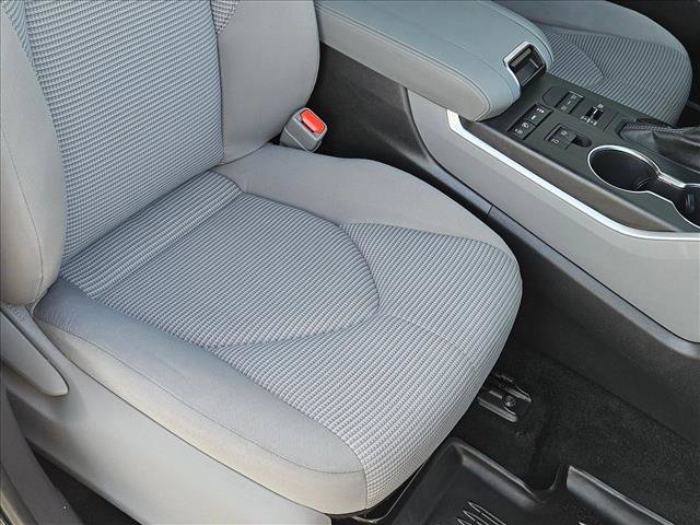 Used 2022 Toyota Highlander LE AWD/4WD image 22