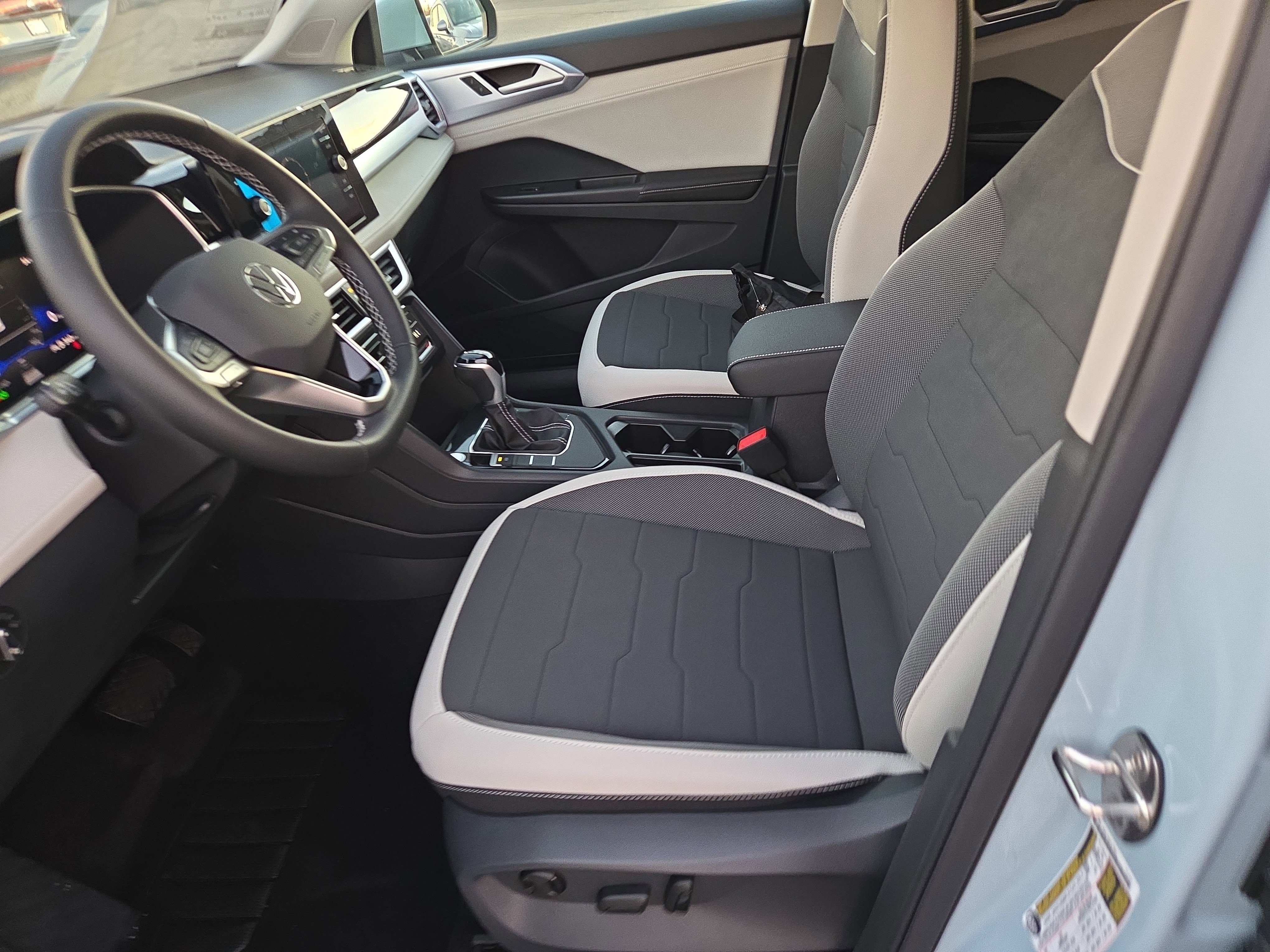 New 2026 Volkswagen Taos SE image 4