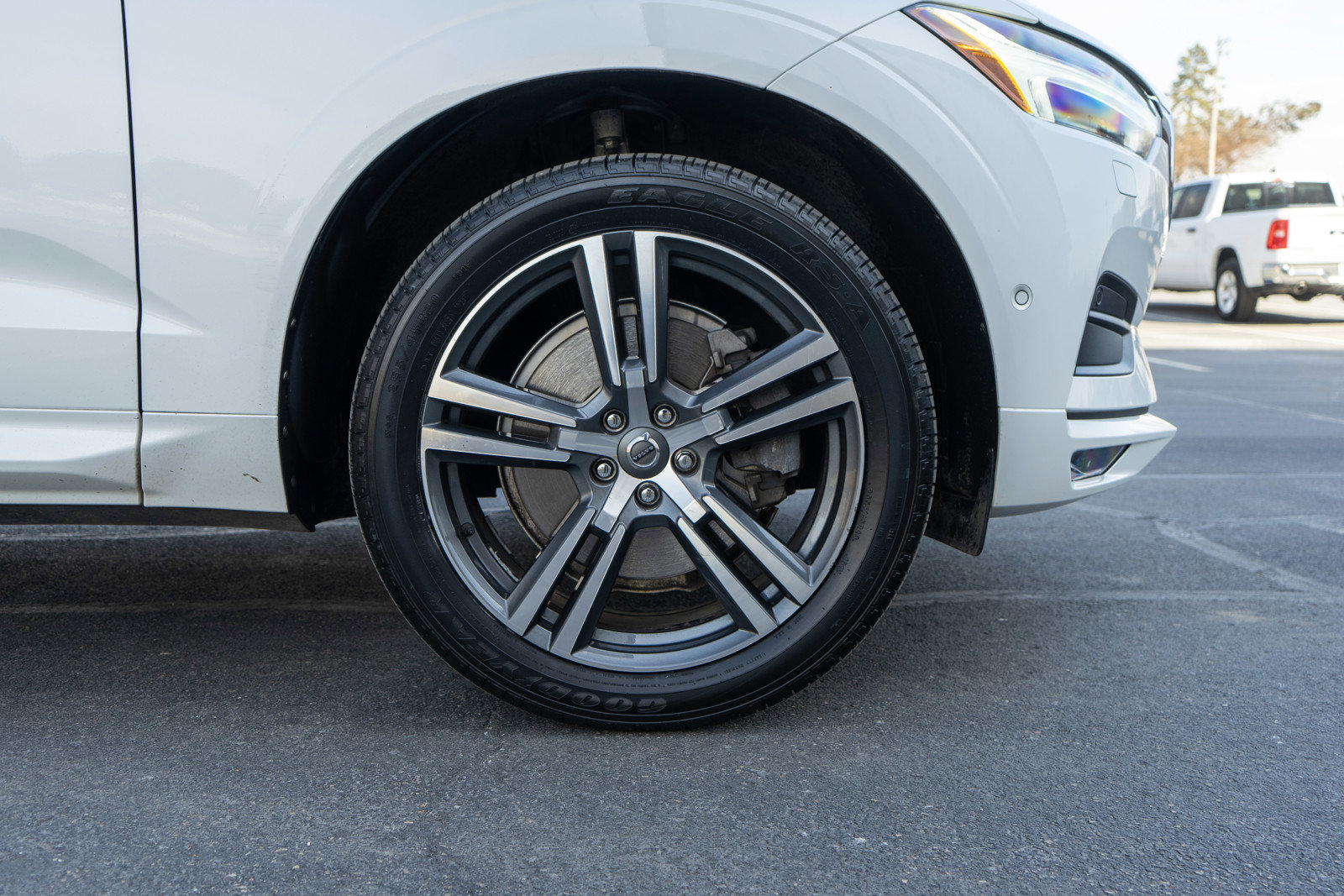 Used 2019 Volvo XC60 T6 Momentum w/ Advanced Package image 11