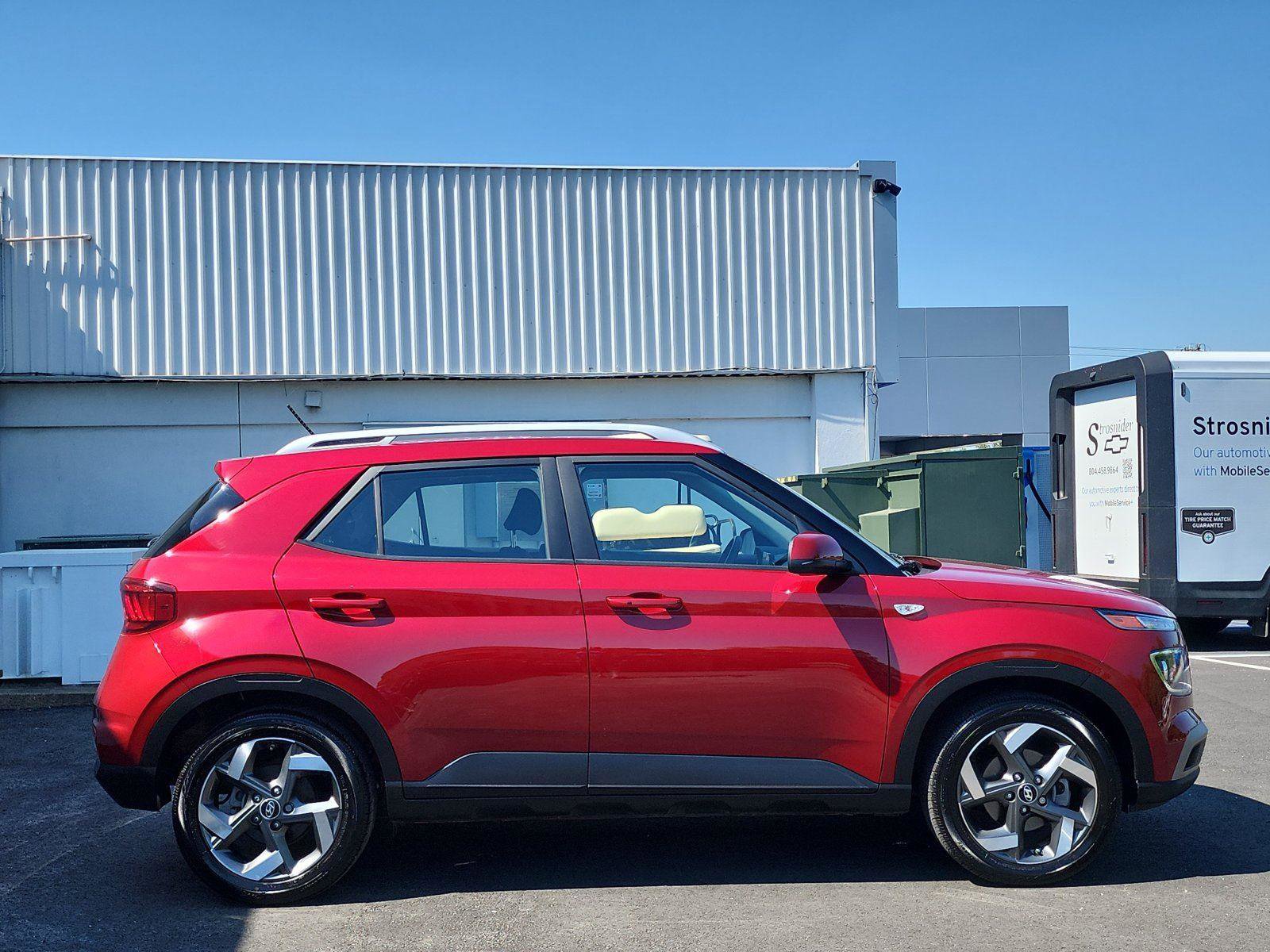 Used 2025 Hyundai Venue SEL image 6