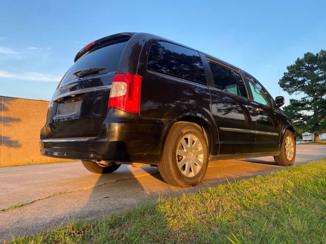 Used 2012 Chrysler Town & Country Touring-L w/ Entertainment Group #2 FWD image 6