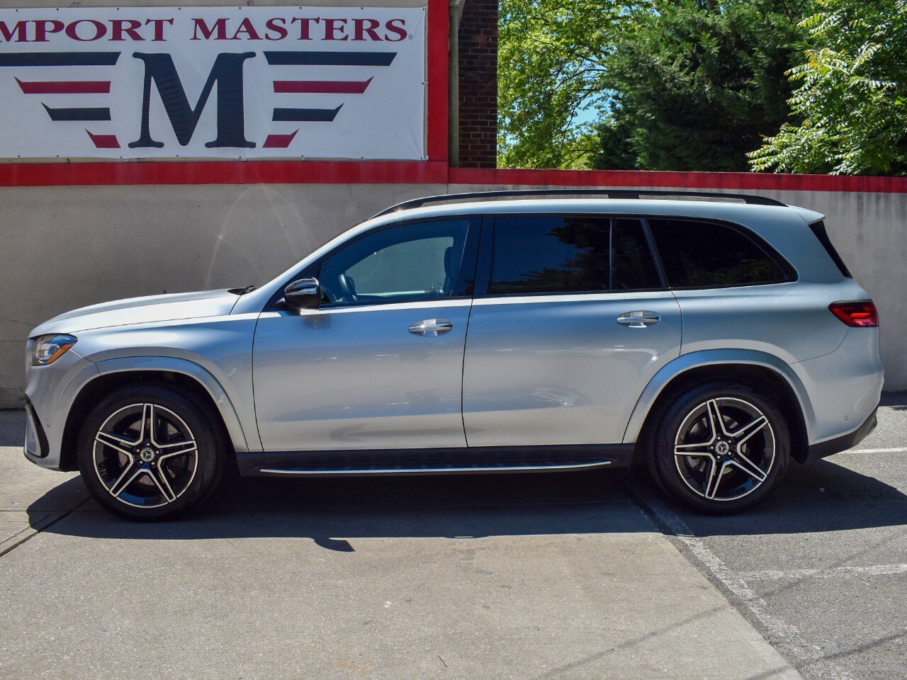 Used 2025 Mercedes-Benz GLS 450 4MATIC w/ AMG Line Exterior image 3