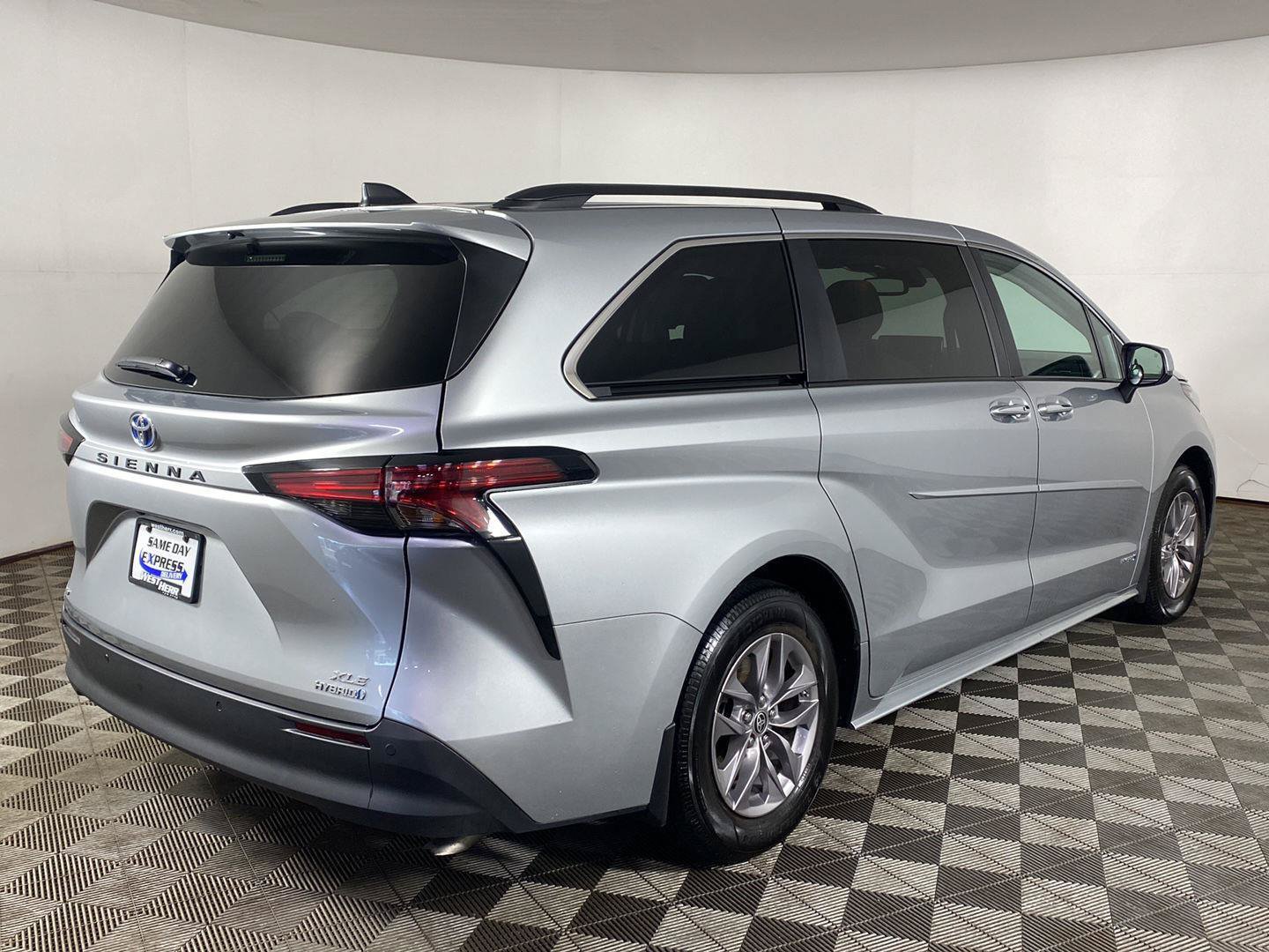 Used 2021 Toyota Sienna XLE AWD/4WD image 6