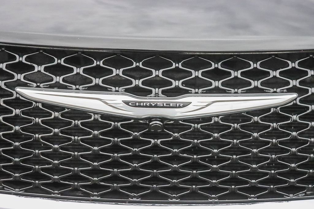 Used 2024 Chrysler Pacifica Select image 13