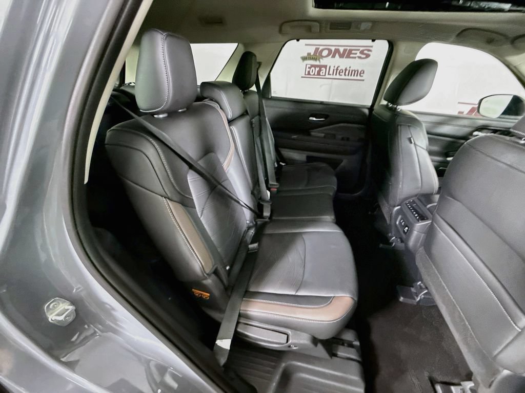 Certified 2025 Nissan Pathfinder Platinum w/ Cargo Package AWD/4WD image 35
