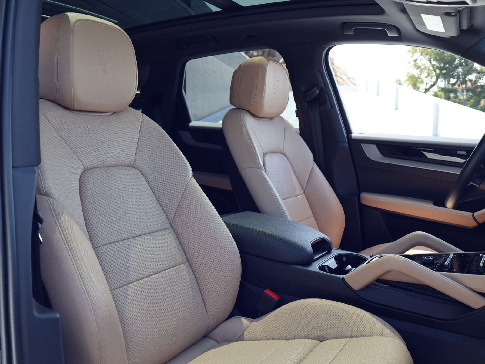 Certified 2026 Porsche Cayenne E-Hybrid w/ Premium Package Plus AWD/4WD image 24