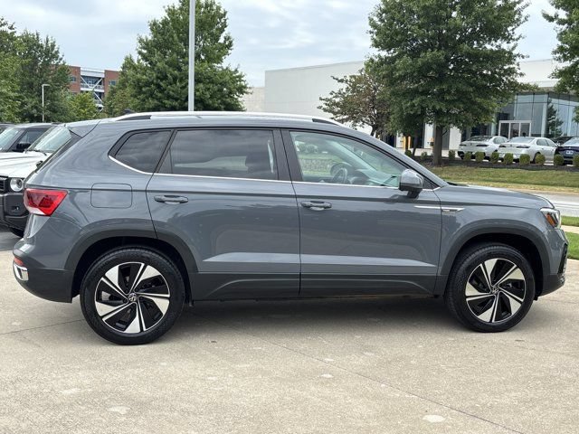 Used 2024 Volkswagen Taos SE w/ Panoramic Sunroof Package AWD/4WD image 2