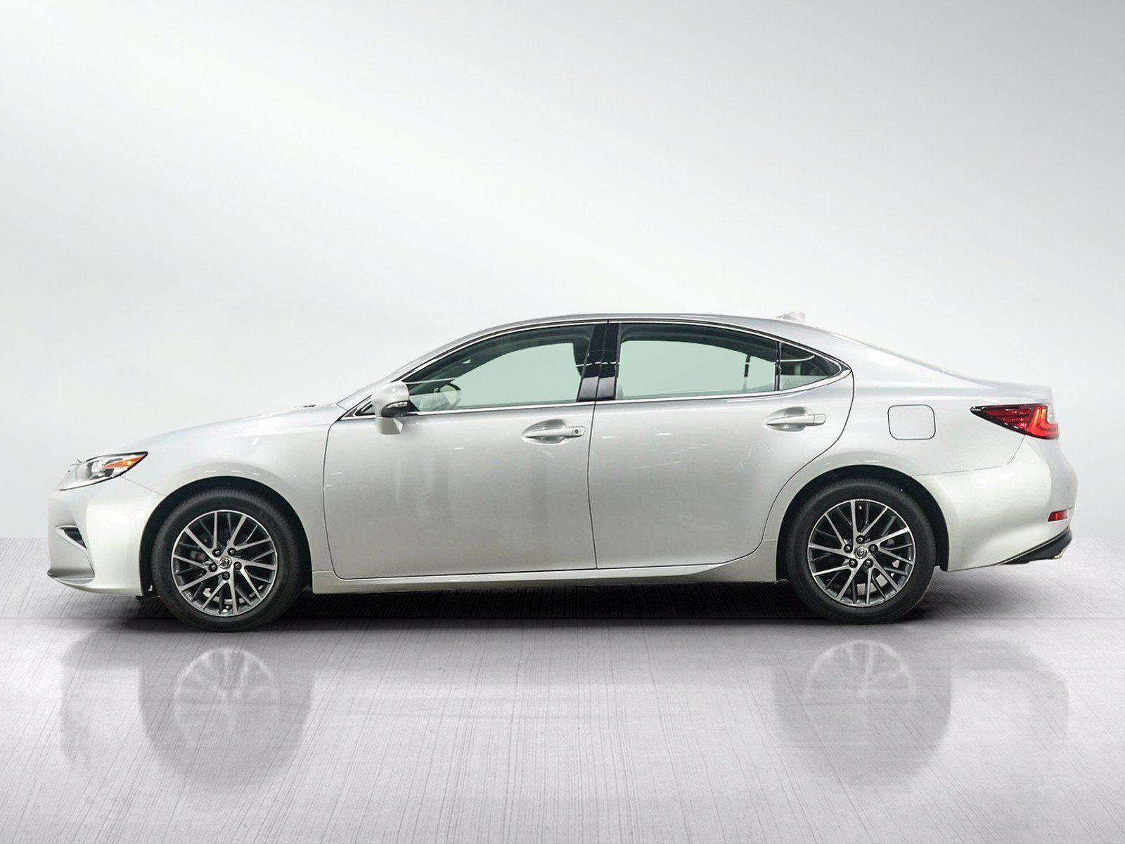 Used 2017 Lexus ES 350 w/ Luxury Package FWD image 2