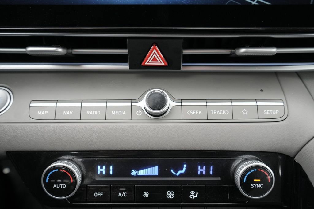 Certified 2025 Hyundai Elantra SEL FWD image 33