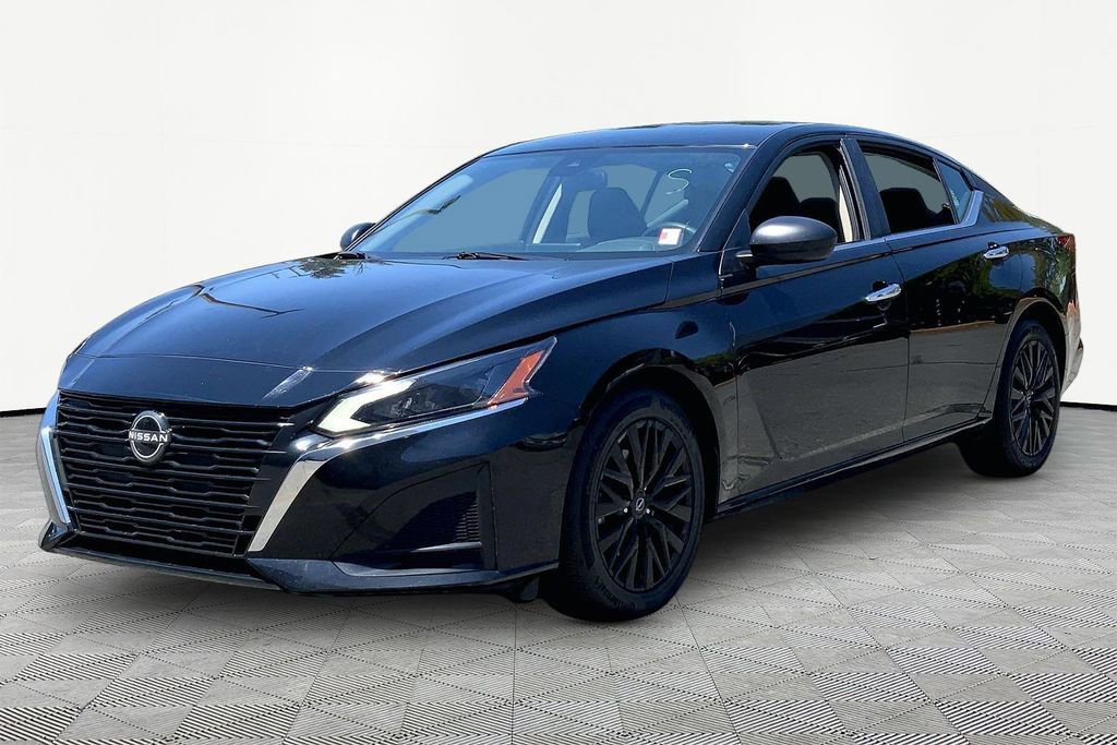 Used 2025 Nissan Altima 2.5 SV FWD image 3