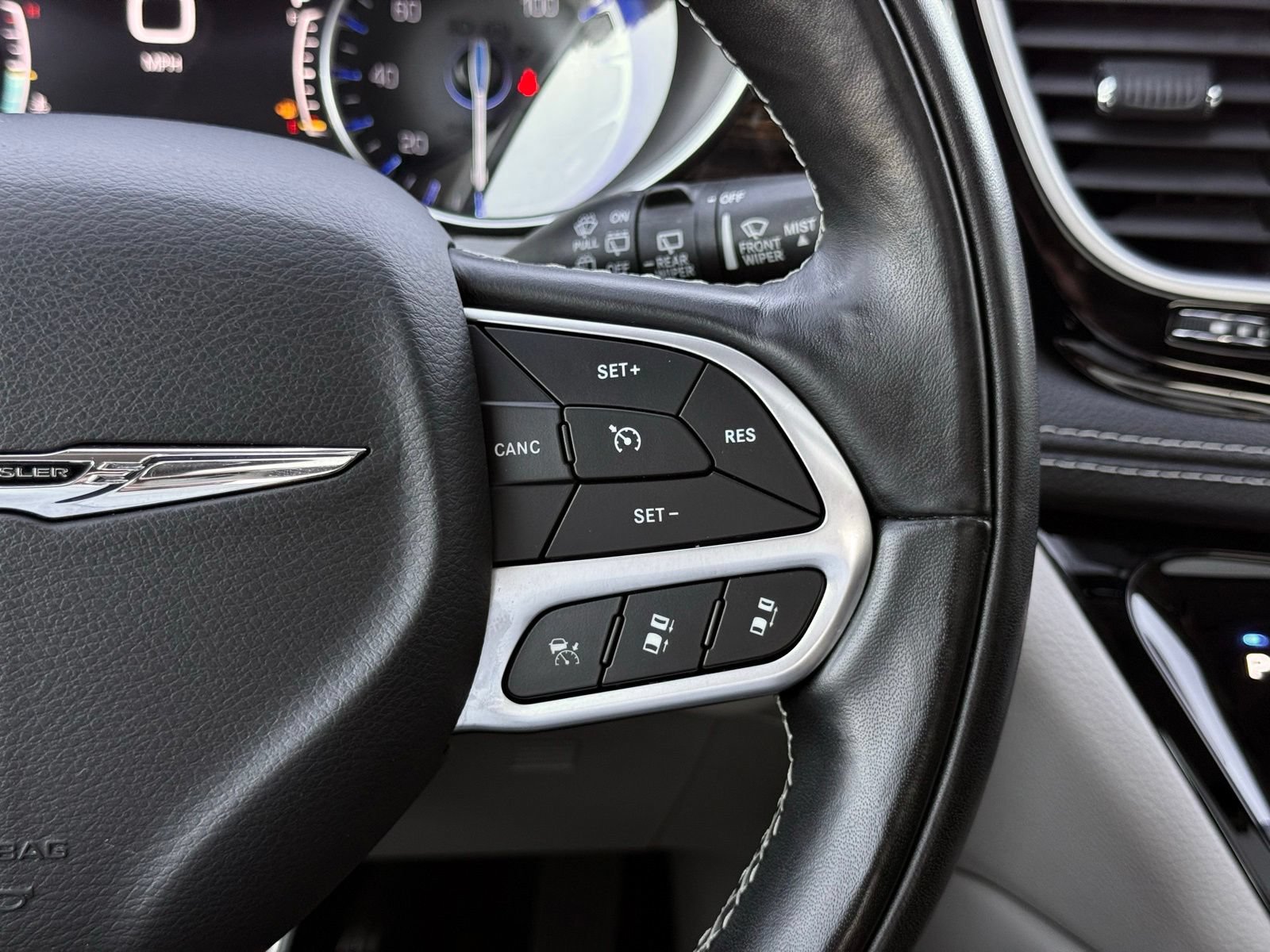 Used 2022 Chrysler Pacifica Limited FWD image 36
