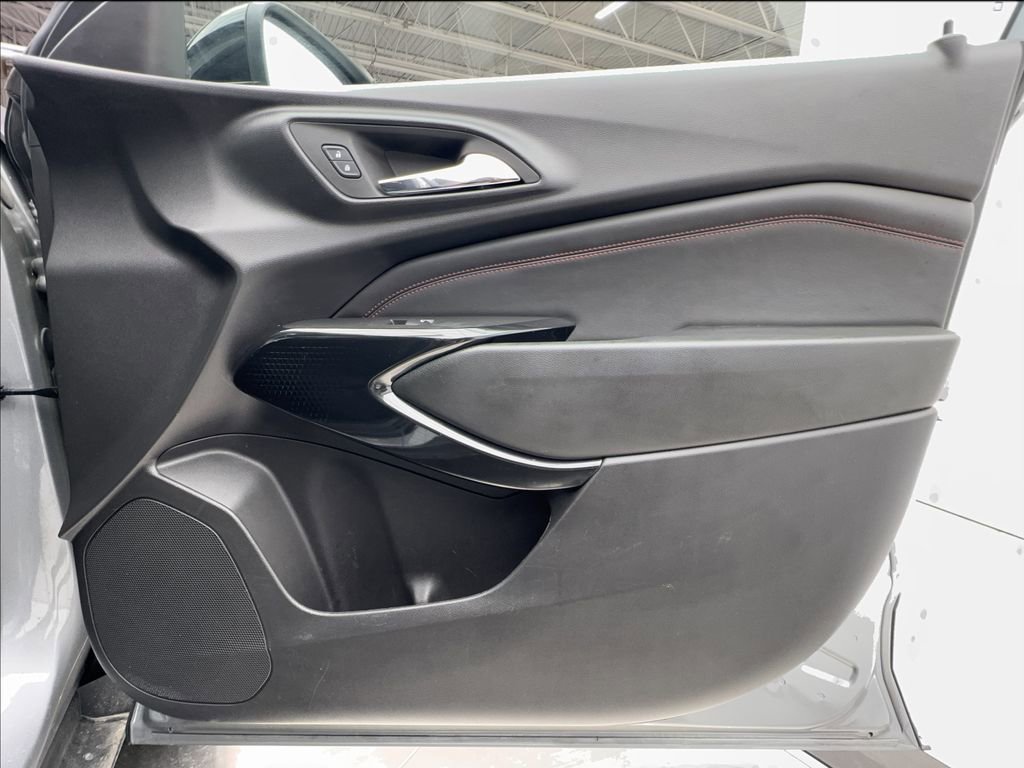 Used 2025 Chevrolet Trax RS w/ Sunroof Package image 32