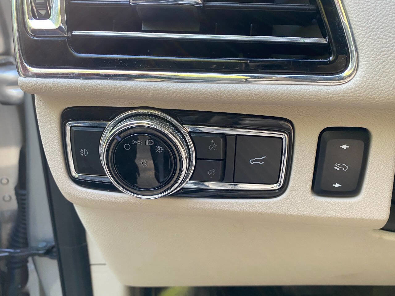Used 2019 Lincoln Navigator Reserve AWD/4WD image 17