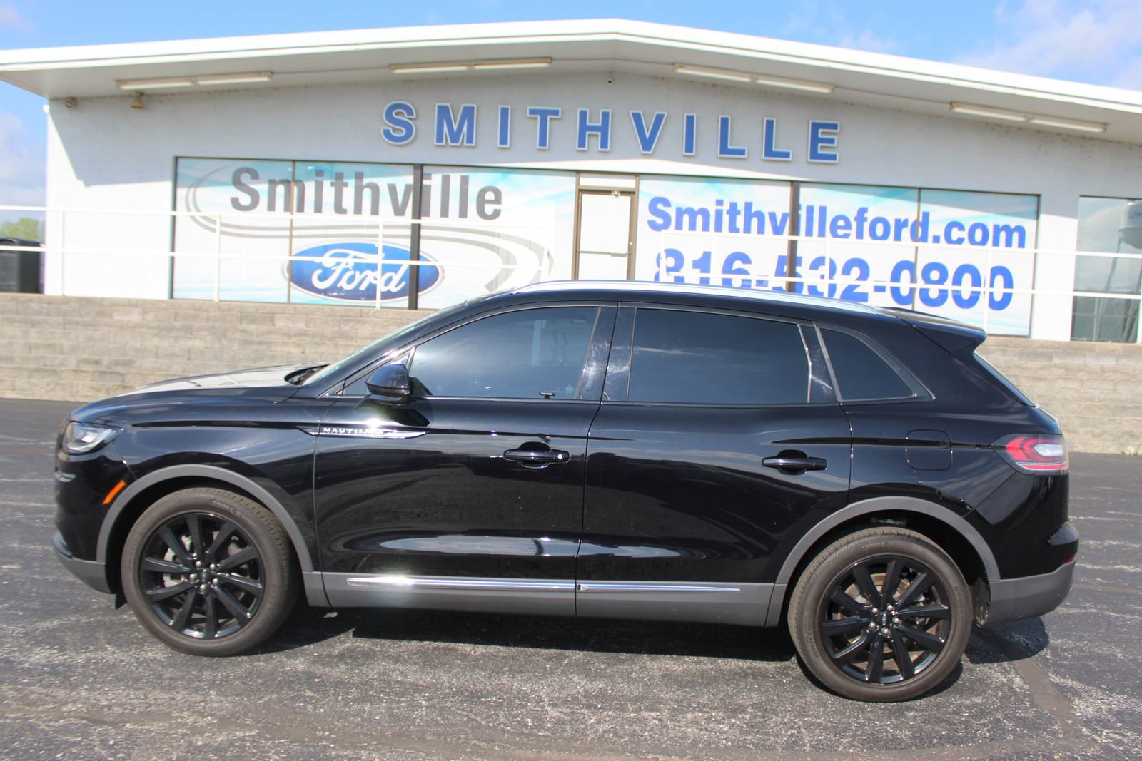 Used 2023 Lincoln Nautilus Reserve w/ Monochromatic Package AWD/4WD image 3