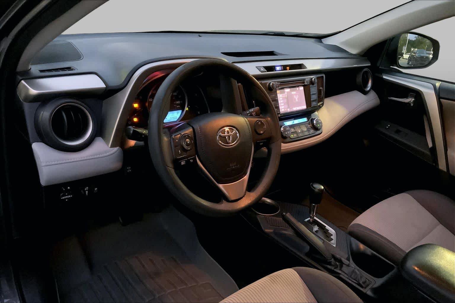 Used 2015 Toyota RAV4 XLE AWD/4WD image 14