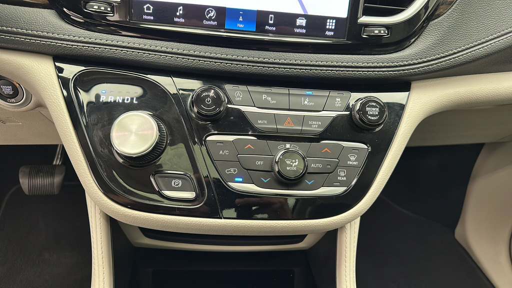 Used 2023 Chrysler Pacifica Limited FWD image 19