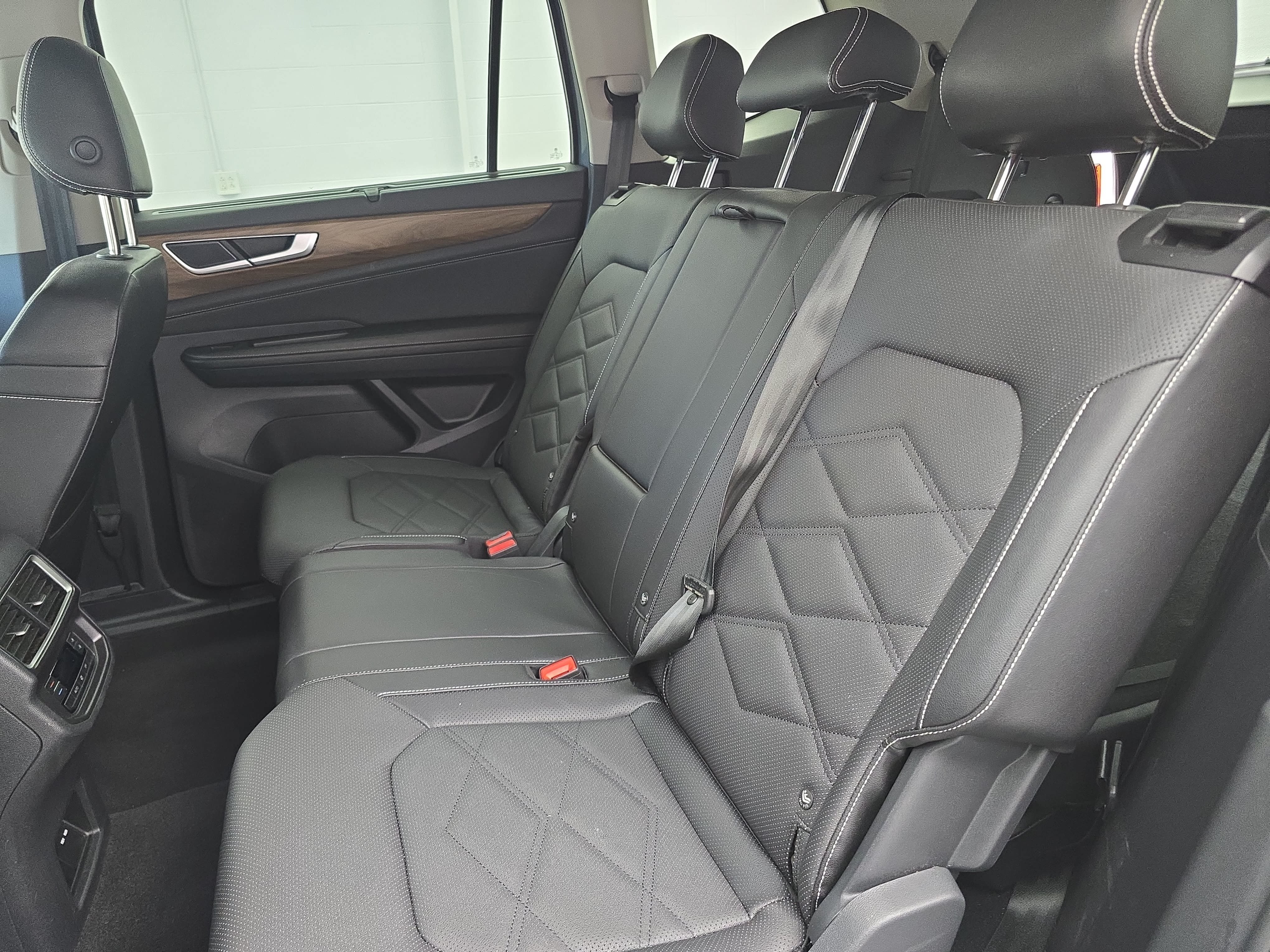 Used 2025 Volkswagen Atlas SE FWD image 15