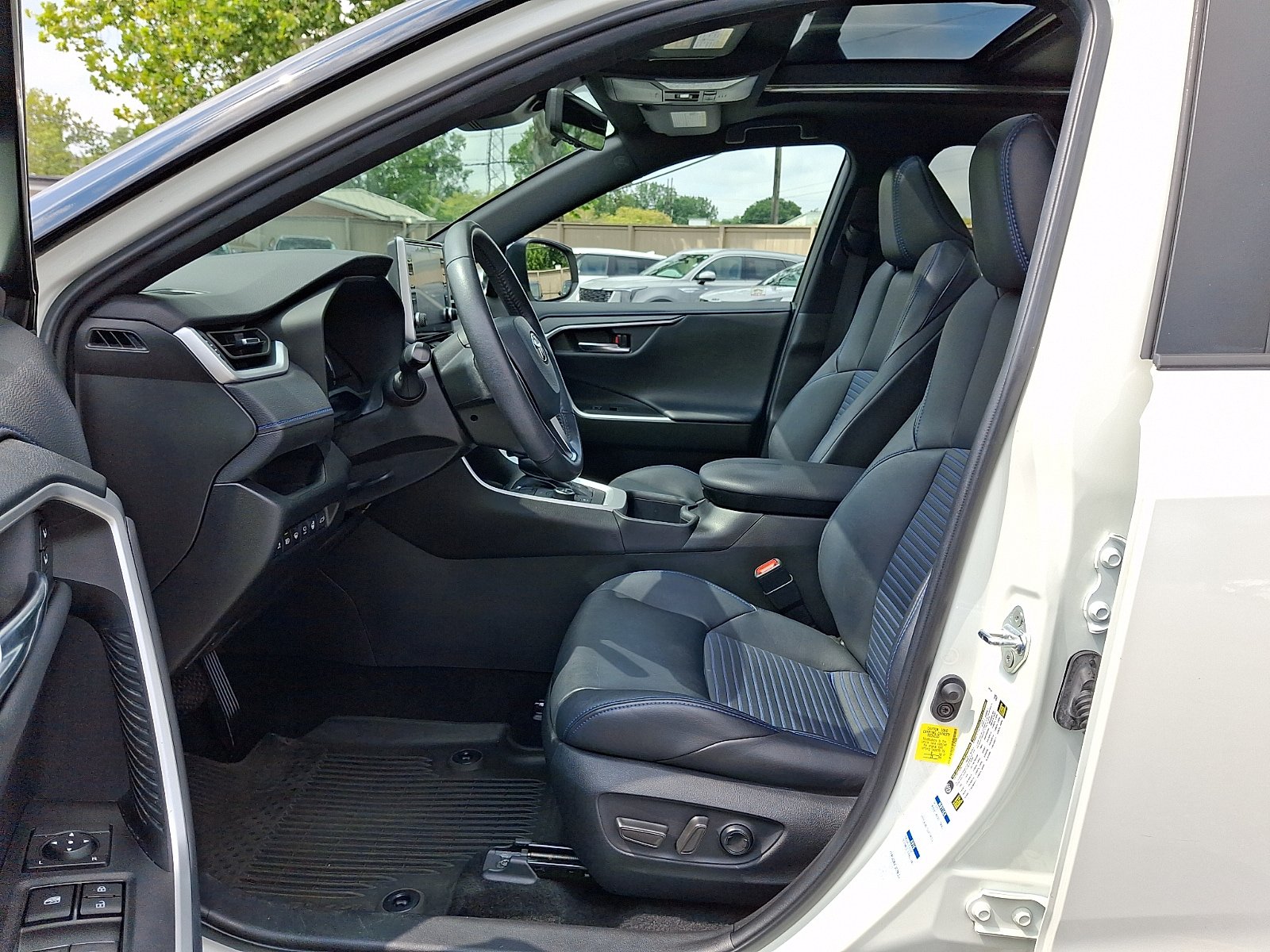 Used 2022 Toyota RAV4 XSE AWD/4WD image 16