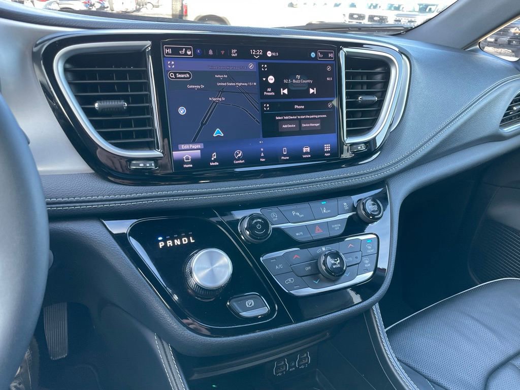 Used 2025 Chrysler Pacifica Limited image 11