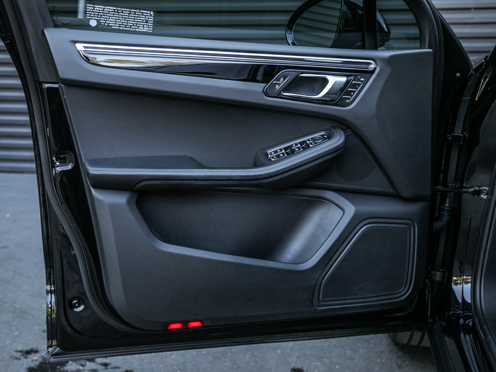 Certified 2023 Porsche Macan AWD/4WD image 17