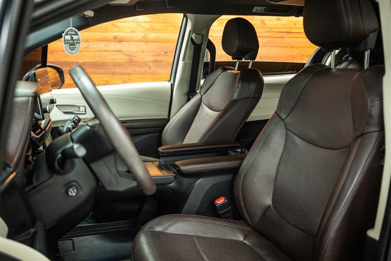 Used 2023 Toyota Sienna Platinum image 10
