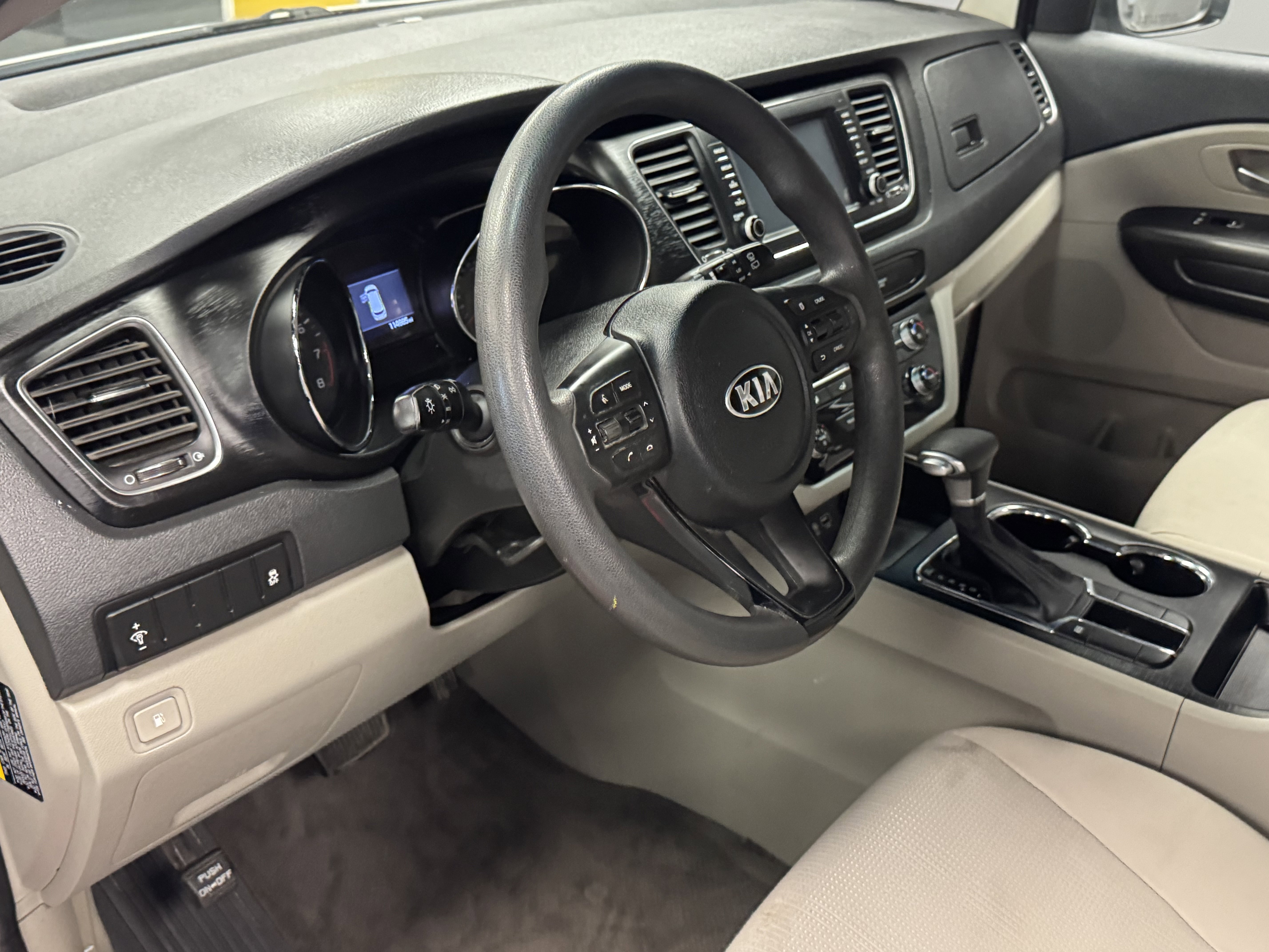 Used 2019 Kia Sedona L FWD image 10