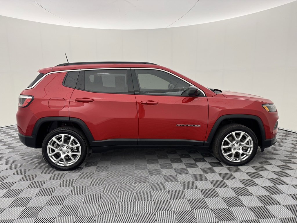 Used 2023 Jeep Compass Latitude image 9