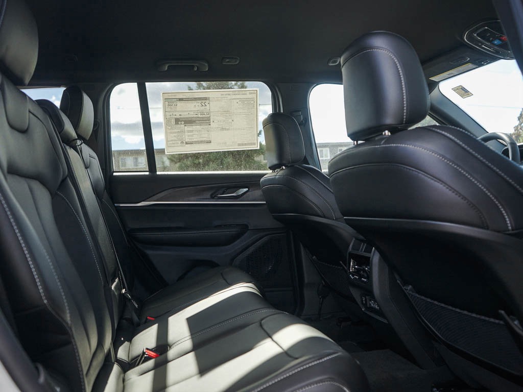 New 2025 Jeep Grand Cherokee Limited image 12