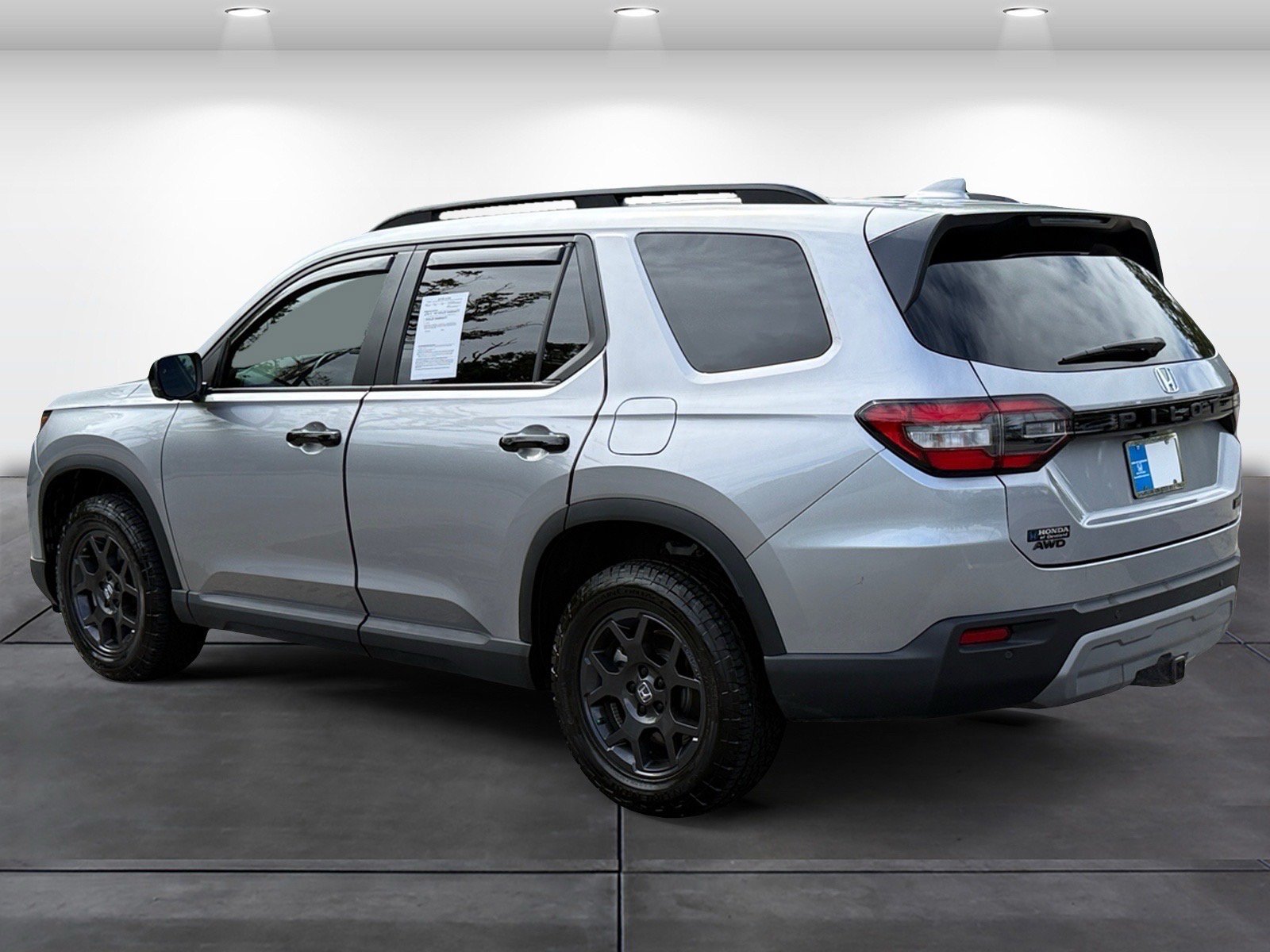 Certified 2025 Honda Pilot TrailSport image 3