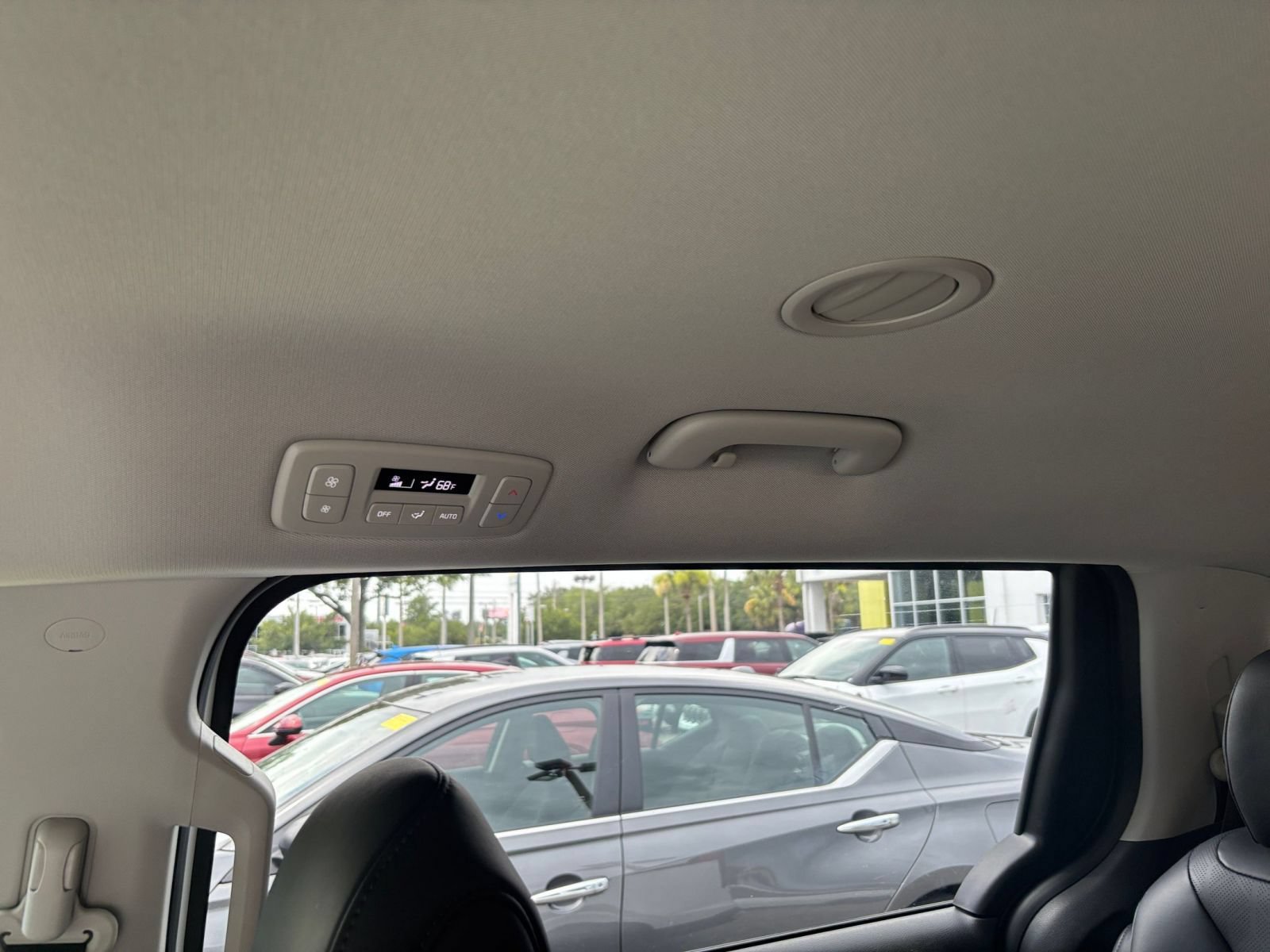 Used 2026 Kia Carnival FWD image 24