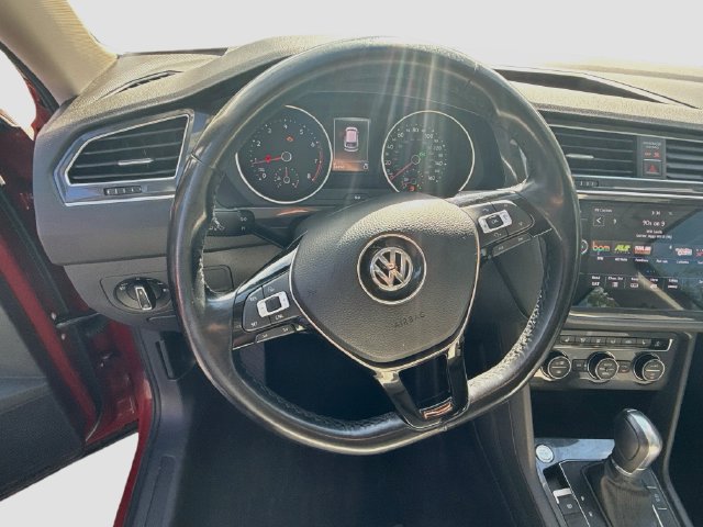 Used 2018 Volkswagen Tiguan SE w/ Panoramic Sunroof Package AWD/4WD image 16