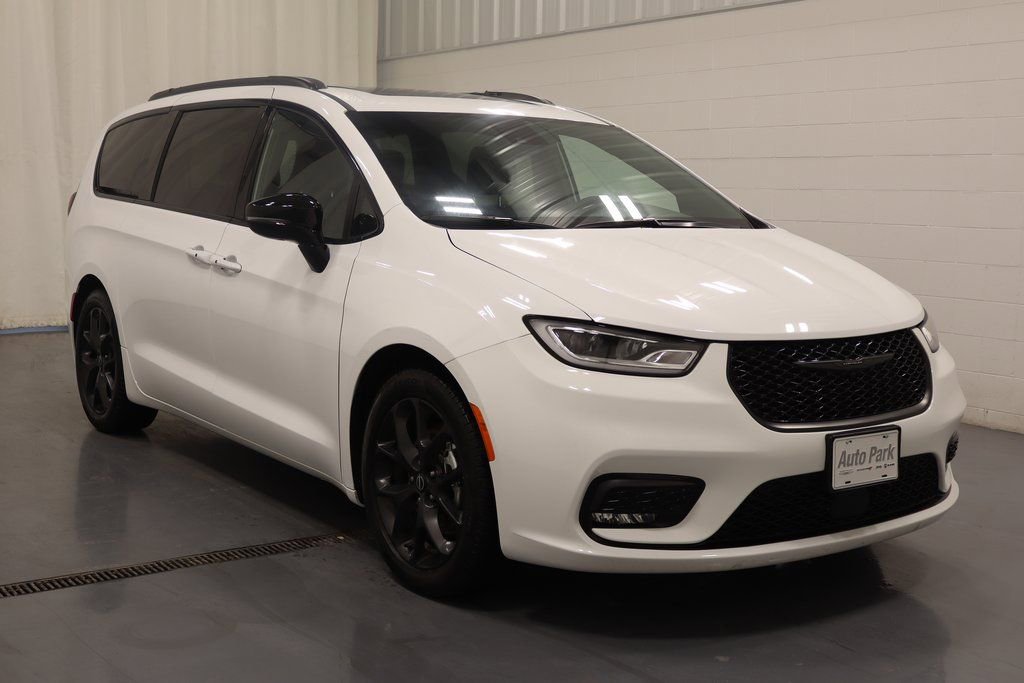 Used 2025 Chrysler Pacifica Limited image 2