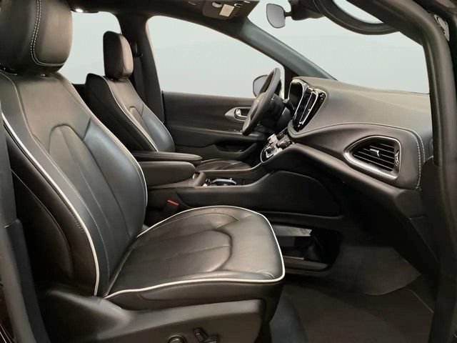 Used 2026 Chrysler Pacifica Limited FWD image 28