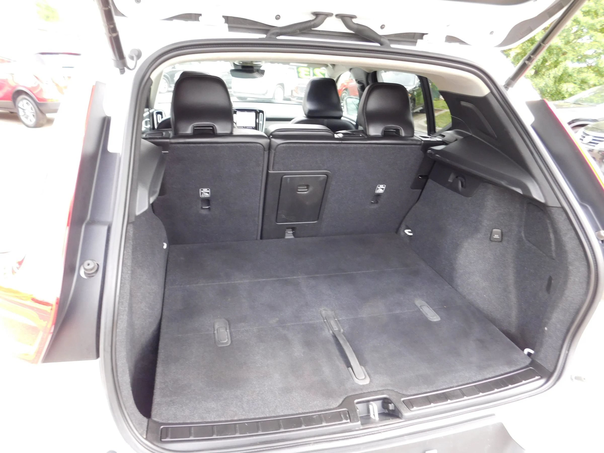 Used 2023 Volvo XC40 B5 Plus w/ Driver Assist Package AWD/4WD image 7